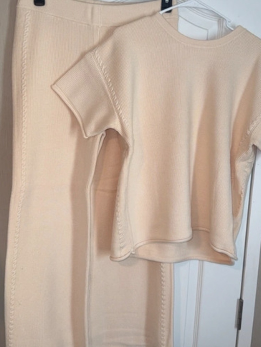 NWOT Zenana 2- piece set with cable sides Size Small